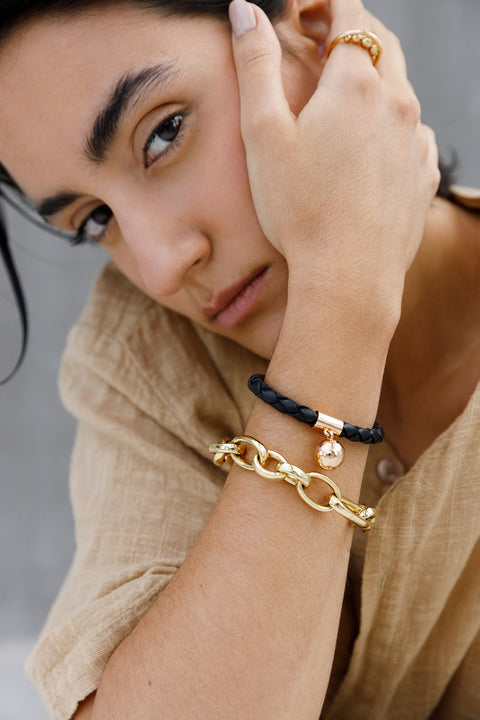 Moving planet bracelet
