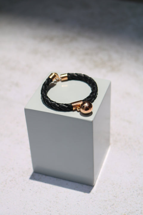 Moving planet bracelet