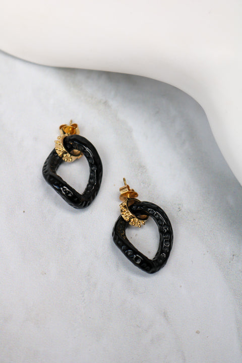 In and out Onix earrings