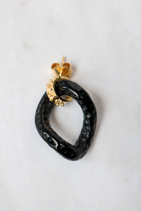 In and out Onix earrings