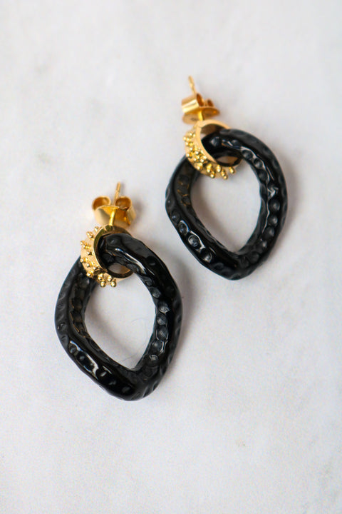 In and out Onix earrings